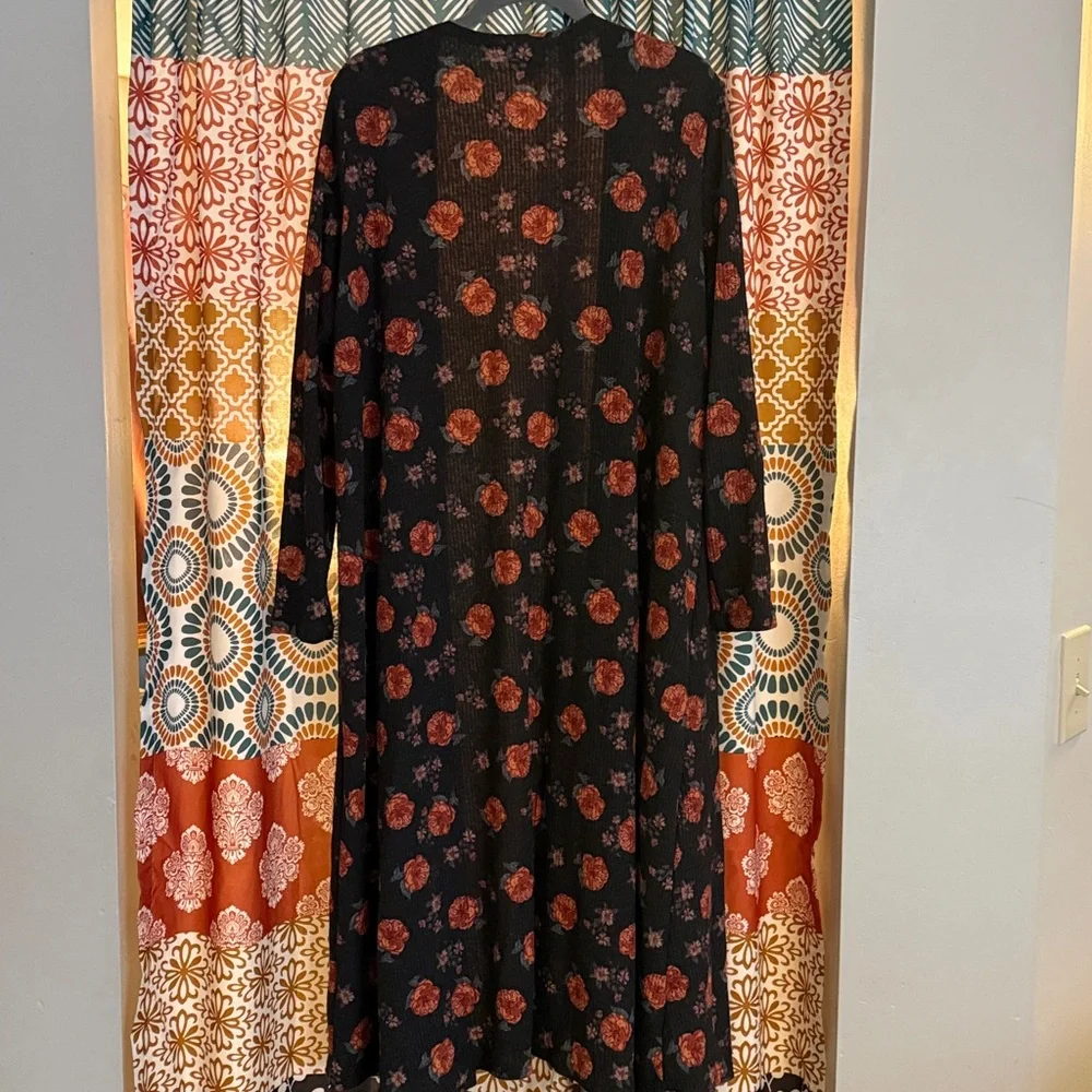 LuLaRoe Ribbed Sarah Roses - Picture 3 of 3